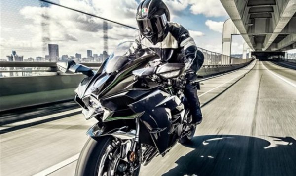 Много малко машини могат да се доближат до зверски мощния двигател на този мотоциклет. От старта на емблемата през 1969 година с пускането на H2, Kawasaki продължава да диверсифицира портфолиото си. И има еднакъв успех и на състезателна писта, и на магистралата. Но с пускането на елегантния Kawasaki Ninja H-2 - японският конгломерат определено си проправи път напред. Твърди се, че моделът е отнел общо 6 години строго секретна разработка - японска му работа! Крайният резултат е безпроблемна комбинация от авангардна технология и динамичен инженеринг, която изненадващо преминава дори регулациите за емисии.
